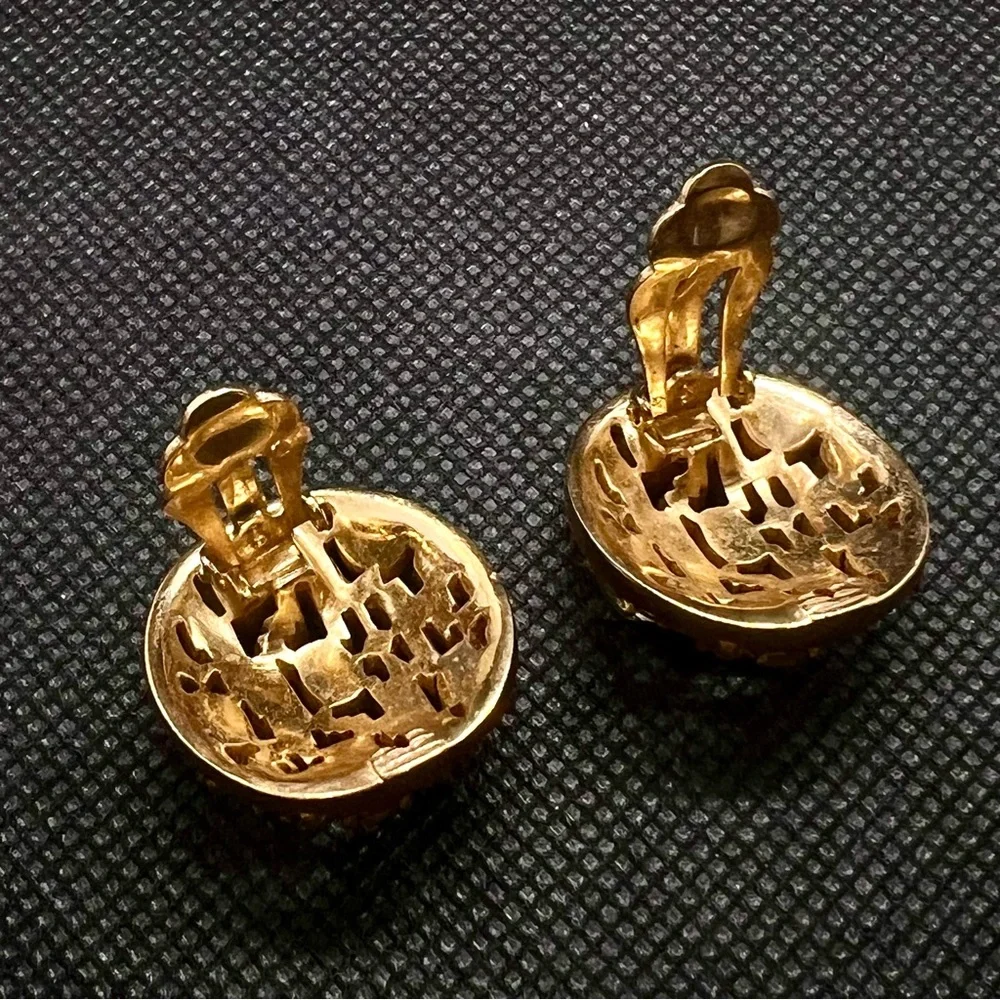 Stunning Crown Trifari Clear Rhinestone Lined Gold Tone Clip On Earrings Vintage